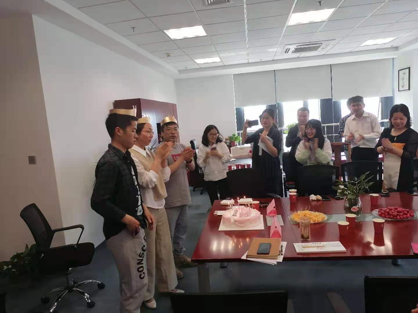 给寿星唱生日歌.jpg